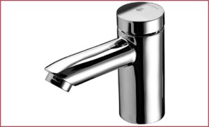 Shiny chrome bathroom sink tap, modern design, suitable for bathroom renovation or installation, high-quality brass material, durable and rust-resistant.